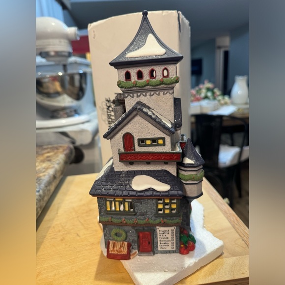 Dept 56 North Pole post office - Picture 2 of 6